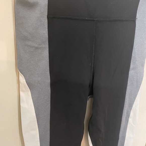 Athleta color block leggings. Veryy flattering and slimming - Picture 4 of 10